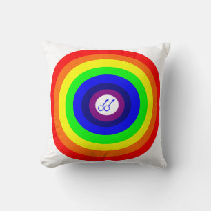 Hombres gay rodean la almohada arcoiris