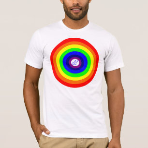 Hombres gay rodean la camiseta arcoiris