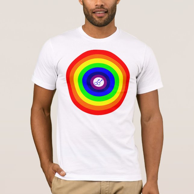 Hombres gay rodean la camiseta arcoiris (Anverso)