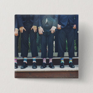 Hombres mostrando calcetines - botón cuadrado