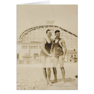 Hombres que se colocan en la playa
