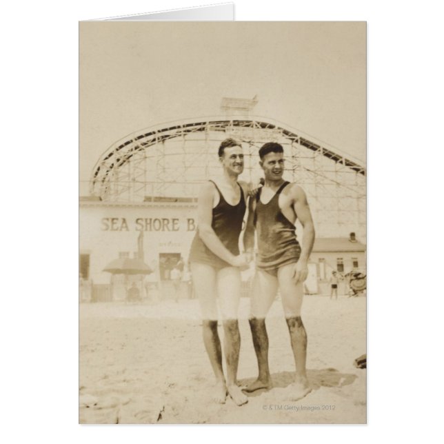 Hombres que se colocan en la playa (Frente)