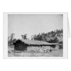 Hombres sentados fuera de Log Cabin en Dakota del 