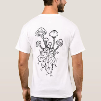 hongos que crecen de cristales en camisetas
