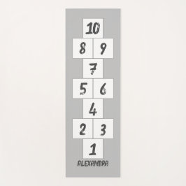 Hopscotch Black sobre la esterilla de yoga blanca 