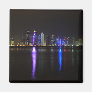 Horizonte de Doha, Qatar en el imán de la noche