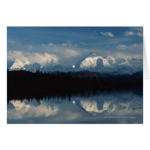 Horizonte del lago mirror con el bosque y las