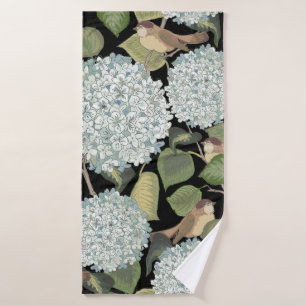 Hortensia azul blanco claro con hojas verdes y