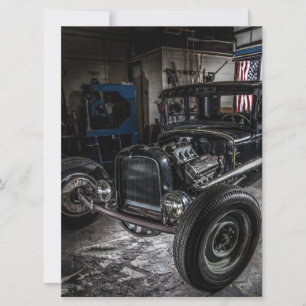 Hotrod en una invitación al garaje