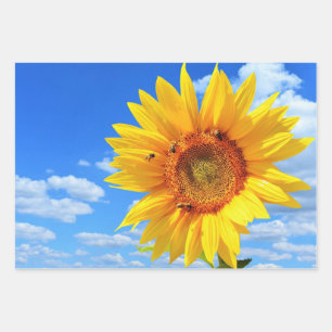 Hoyo amarillo y abejas envolviendo hojas de papel