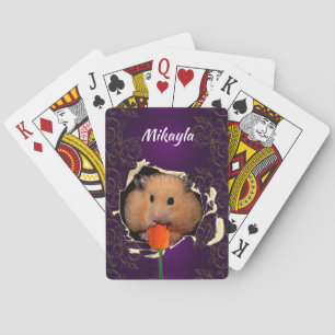 Hoyo de hámster mastica en las cartas de juego