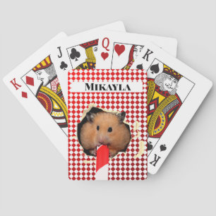 Hoyo de hámster mastica en las cartas de juego