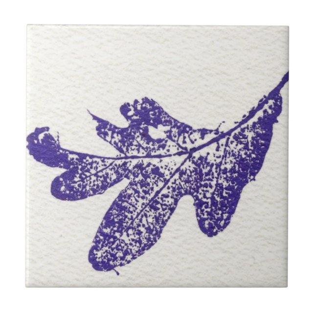 Huella natural de roble blanco en azulejos azules. (Frente)