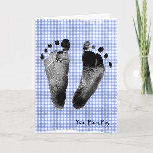 Huellas de Baby Boy en la tarjeta de Gingham