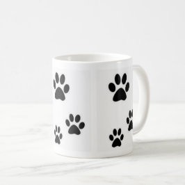 Huellas de la taza hermosa de los gatitos