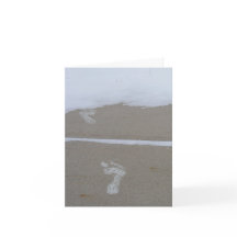 Huellas de las Felices Navidad en la nieve