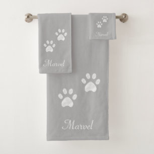 Huellas de mascotas en gris claro