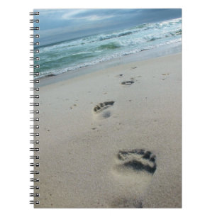 Huellas en el cuaderno de la arena