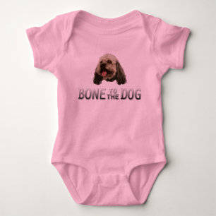 Hueso al mameluco del bebé del perro