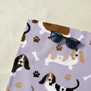 Huesos de perro y toalla de playa de garras
