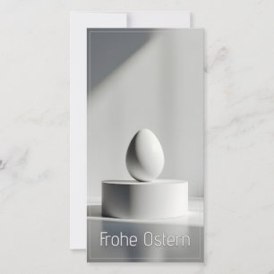 Huevo de Pascua minimalista en un pedestal moderno