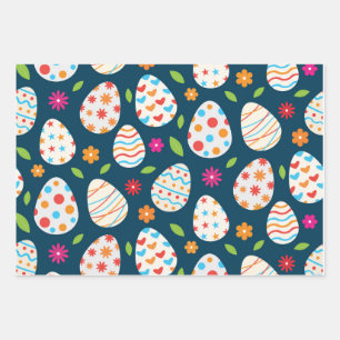 Huevos de Pascua decorativos con flores y hojas