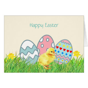Huevos de Pascua pintados y polluelo lindo