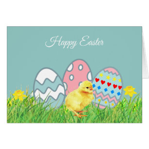 Huevos de Pascua pintados y polluelo lindo