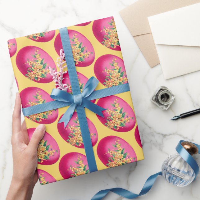 Huevos rosados de Pascua sobre papel envuelto amar (Regalar)