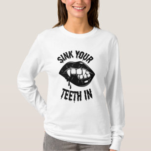 Hundir Los Dientes En La Camiseta De Los Fangs De 