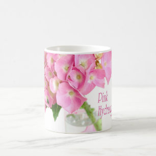 Hydrangea rosado en tazas de un florero del vidrio