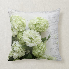 hydrangeas blancos con la almohada de la escritura