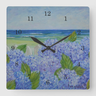 Hydrangeas por el reloj de pared de mar
