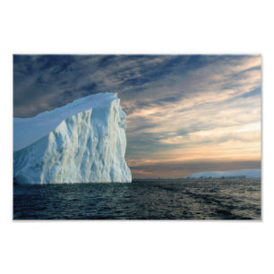 Iceberg antártico, aguas heladas, foto dramática