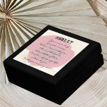 Idea de propuesta matrimonial - Caja de Keepsake R<br><div class="desc">¿Buscando una idea de matrimonio única? Esto es todo. Esta impresionante caja de conservas presenta una suave foto de una rosa roja en un lecho de pétalos rosas. Puedes personalizar esta caja de mantenimiento de la propuesta de matrimonio con el nombre de tu novia y tu propuesta de matrimonio o...</div>