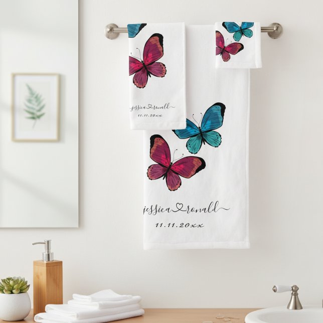Idea de regalo boda: Juego de toallas de baño con  (Newlyweds' names joined by love, wedding date and butterflies bathroom towel set of 3.)