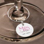 Identificador De Copa Esposa rosa novia Novia Boda Aniversario<br><div class="desc">Celebra tu santo matrimonio con este encanto de la señora del vino para las esposas. Personalizar añadiendo tu apellido / apellido y fecha de aniversario del boda. Fuente elegante rosa y negro. Gran aniversario o celebración de cumpleaños para una esposa.</div>
