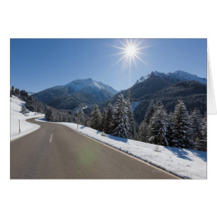 Idílico camino vacío a través de un paisaje invern