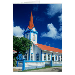 Iglesia colorida en la isla de Tahaa en la