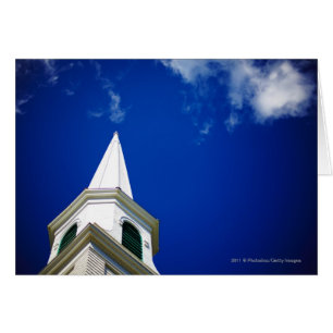 Iglesia de Nueva Inglaterra con cielo azul real