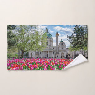 Iglesia de San Carlos en primavera en Viena, Austr