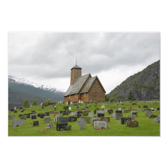 Iglesia de Stave con cementerio en Noruega. Foto (Frente)