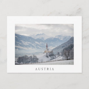 Iglesia de Zillertal en postal blanca de invierno