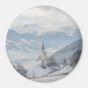 Iglesia en Zillertal en imán redondo del invierno