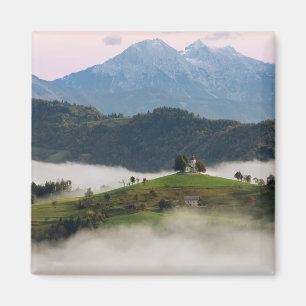 Iglesia y montañas de St Thomas en el imán de