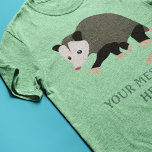 Ilustracion Cute Possum personalizado<br><div class="desc">Esta camiseta gráfica personalizada presenta un ilustracion de un lindo posum o opossum si prefiere y su propio nombre o mensaje corto. Encuentre productos y regalos de possum en la Awesome Possum Collection de Asterisk Designs.</div>