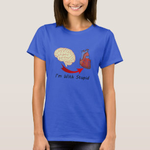 Im con la camiseta estúpida del corazón y del