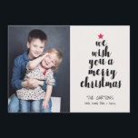 Imagen de árbol de Navidad simple y moderno<br><div class="desc">Buscando un diseño moderno y elegante para sus tarjetas de fotos de vacaciones este año? Esta divertida tarjeta fotográfica 5x7 muestra un árbol de Navidad construido con las palabras "te deseamos una feliz navidad". Sencillo y bonito. La parte posterior de la tarjeta está diseñada con pequeños copos de nieve blancos...</div>