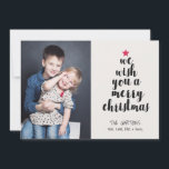 Imagen de árbol de Navidad simple y moderno<br><div class="desc">Buscando un diseño moderno y elegante para sus tarjetas de fotos de vacaciones este año? Esta divertida tarjeta fotográfica 5x7 muestra un árbol de Navidad construido con las palabras "te deseamos una feliz navidad". Sencillo y bonito. La parte posterior de la tarjeta está diseñada con pequeños copos de nieve blancos...</div>