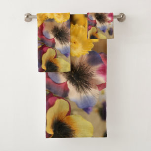 Imagen de flores violetas y amarillas